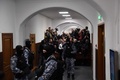 ロシア・モスクワ郊外のコンサートホール襲撃事件に関与した容疑者の到着を待つメディア関係者と、警備を行う警察官ら。バスマンヌイ地区裁判所で（2024年3月24日撮影）。(c)Olga MALTSEVA / AFP