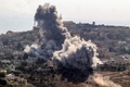 レバノン南部で、イスラエル軍の空爆によって立ち上る煙（2024年10月7日撮影）。(c)AFP