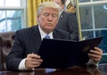 ホワイトハウスの大統領執務室で、TPP離脱に関する大統領令に署名するドナルド・トランプ大統領（2017年1月23日撮影）。(c)AFP/SAUL LOEB