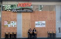 米カリフォルニア州ハリウッドで、屋外で昼食を取る人々（2020年11月10日撮影）。(c)VALERIE MACON / AFP