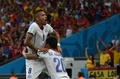 サッカーW杯ブラジル大会（2014 World Cup）グループB、スペイン対チリ。追加点を決めたチャルレス・アランギス（Charles Aranguiz、右）と喜ぶチリのアルトゥーロ・ビダル（Arturo Vidal、2014年6月18日撮影）。(c)AFP/CHRISTOPHE SIMON