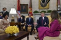 米首都ワシントンにあるホワイトハウスの大統領執務室で、韓国の文在寅大統領（左から3人目）と金正淑夫人（左端）を迎え入れるドナルド・トランプ米大統領（右から2人目）とメラニア・トランプ夫人（右端、2019年4月11日撮影）。(c)Nicholas Kamm / AFP