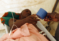 ジンバブエ・ハラレ（Harare）の病院で、横たわるコレラ患者（2008年12月10日撮影）。(c)AFP/Desmond Kwande