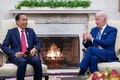 米ホワイトハウスでインドネシアのジョコ・ウィドド大統領（左）と会談するジョー・バイデン大統領（2023年11月13日撮影）。(c)SAUL LOEB / AFP