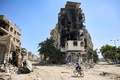 イスラエル軍の攻撃で破壊されたパレスチナ自治区ガザ地区のガザ市東部トゥファ地区（2024年7月8日撮影）。(c)Omar AL-QATTAA / AFP