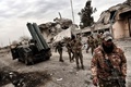 イラク・モスル西部で、イスラム過激派組織「イスラム国（IS）」からの奪還作戦を進める政府側部隊（2017年3月11日撮影）。(c)AFP/ARIS MESSINIS