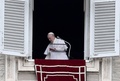 バチカンで「お告げの祈り」を行うローマ・カトリック教会のフランシスコ教皇（2021年7月25日撮影）。(c)Filippo MONTEFORTE / AFP