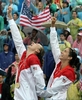 北京五輪ビーチバレー・女子で金メダルを獲得し表彰台でポーズをとるミスティー・メイ・トリーナー（右）とケリー・ウォルシュ。（2008年8月21日撮影）(c)AFP/THOMAS COEX