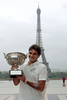 全仏オープンテニス2009（%%French Open 2009%%）男子シングルス決勝。大会第2シードのロジャー・フェデラー（%%Roger Federer%%、スイス）は、大会第23シードのロビン・ソデルリング（%%Robin Soderling%%、スウェーデン）と対戦。フェデラーは6-1、7-6、6-4で全仏初優勝を果たし、ピート・サンプラス（%%Pete Sampras%%、米国）氏の持つグランドスラム最多優勝記録（14勝）に並ぶと同時に、史上6人目の生涯グランドスラム（4大大会全制覇）を達成した。写真はエッフェル塔（Eiffel Tower）を背景に記念撮影に臨むロジャー・フェデラー。（2009年6月8日撮影）(c)AFP/JACQUES DEMARTHON