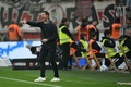 24-25ドイツ・ブンデスリーガ1部第9節、バイヤー・レバークーゼン対VfBシュツットガルト。指揮を執るバイヤー・レバークーゼンのシャビ・アロンソ監督（2024年11月1日撮影）。(c)INA FASSBENDER/ AFP