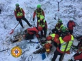 イタリア中部ファリンドラ近郊で、雪崩に巻き込まれたホテル・リゴピアノで行われる救助活動。イタリア国立山岳救助隊（CNSAS）提供（2017年1月23日提供）。(c)AFP/CNSAS 