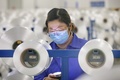 防護服用の素材を生産する中国・南通の繊維工場の様子（2020年2月3日撮影、資料写真）。(c)AFP