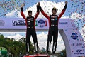 世界ラリー選手権第3戦、ラリー・メキシコ最終日。コ・ドライバーらと優勝を喜ぶトヨタのセバスチャン・オジェ（右、2023年3月19日撮影）。(c)Alfredo ESTRELLA / AFP
