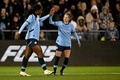 女子サッカー欧州チャンピオンズリーグ、グループD、マンチェスター・シティ対FCバルセロナ。得点したカディジャ・ショー（左）と喜ぶマンチェスター・シティの長谷川唯（2024年10月9日撮影）。(c)Paul ELLIS / AFP