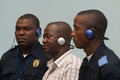 シエラレオネの首都フリータウン（Freetown）で、シエラレオネ特別法廷に出廷した革命統一戦線（Revolutionary United Front、RUF）の指導者の1人、イッサ・セサイ（Issa Sesay）被告（中央、2009年4月8日撮影）。(c)AFP/ GEORGES GOBET