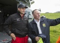 巨大地震の救助活動に参加し、災害現場でジョン・キー首相と話し合うラグビー元ニュージーランド代表のリッチー・マッコウ氏（2016年11月14日撮影）。(c)AFP/MARK MITCHELL