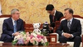 韓国・ソウルの大統領府（青瓦台）で会談する文在寅（ムン・ジェイン）大統領（右）と国際オリンピック委員会（IOC）のトーマス・バッハ会長（左、2017年7月3日撮影）。(c)AFP/Lee Jin-man