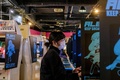 レトロゲームで遊べる東京のゲームセンター「ゲーセンミカド」でプレーする客（2021年1月26日撮影）。(c)Philip FONG / AFP