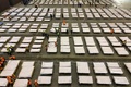 中国・湖北省武漢で、展示施設から改造された病院内にベッドを設置する作業員ら（2020年2月4日撮影）。(c)AFP