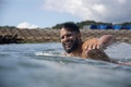 東京五輪のサーフィン会場、釣ヶ崎海岸サーフィンビーチで練習に臨むブラジルのイタロ・フェレイラ（2021年7月23日撮影）。(c)Olivier MORIN / POOL / AFP