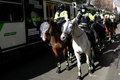 豪シドニーで行われたロックダウンに抗議するデモの対応に動員された警察の騎馬隊（2021年7月24日撮影）。(c)Steven SAPHORE / AFP