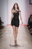 ニューヨーク市内で発表されたエルベ・レジェ バイ マックスアズリア（Herve Leger By Max Azria）の09年春夏コレクション（2008年9月7日撮影）。(c)AFP/Getty Images/Scott Gries
