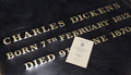 英ロンドンのウェストミンスター寺院（Westminster Abbey）内にある作家チャールズ・ディケンズ（Charles Dickens）の墓碑（2012年2月7日撮影）。(c)AFP/ARTHUR EDWARDS