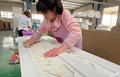 荘寨鎮の工房で棺おけを作っている職人（2021年5月23日撮影）。(c)CNS/孫宏瑗