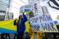 東京都内で行われたロシアのウクライナ侵攻に抗議するデモ（2022年3月5日撮影）。(c)Behrouz MEHRI / AFP