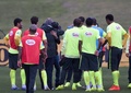 ブラジル代表のキャンプ地テレゾポリス（Teresopolis）に戻り、ルイス・フェリペ・スコラーリ（Luiz Felipe Scolari）監督（左から4人目）に歓迎されるネイマール（Neymar da Silva Santos Junior、左から5人目、2014年7月10日撮影）。(c)AFP/VANDERLEI ALMEIDA