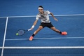 全豪オープンテニス、男子シングルス4回戦。フォアハンドを打つロジャー・フェデラー（2017年1月22日撮影）。(c)AFP/WILLIAM WEST