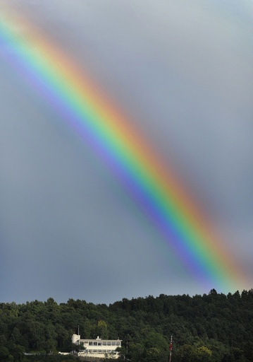 ノルウェーの虹、フィヨルド臨むレストランで
