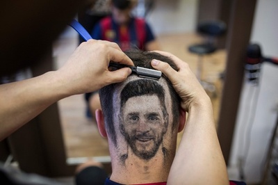 W杯に向けた最旬は「ヘアタトゥー」？ 頭にメッシの顔描くセルビアの理髪師