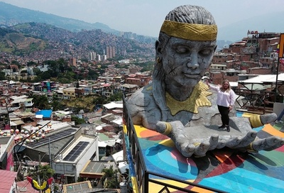 【今日の1枚】女神に守られて、手の上でポーズ コロンビア