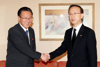 北朝鮮弔問団「南北関係の早期改善を」、韓国統一相との会談で