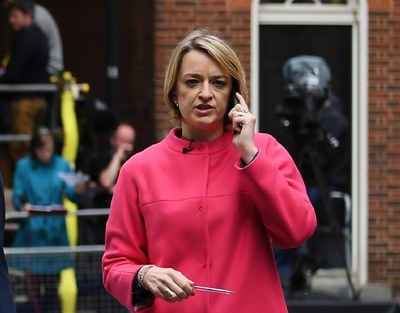 女性初の英BBC政治エディター、労働党大会で元兵士の護衛伴い取材