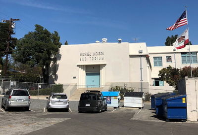 米小学校の「マイケル・ジャクソン講堂」問題、保護者らの投票で名称継続に