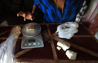 「コカインペースト」が現金代わりに、コロンビアの小さな村