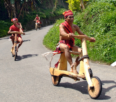 フィリピン先住民の収穫祭で木製自転車レース