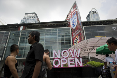 バンコクの人気モールで火災、2人死亡