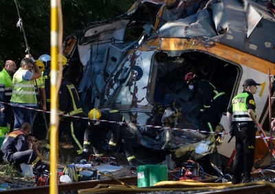 スペイン列車脱線、制限速度の4倍で走行か