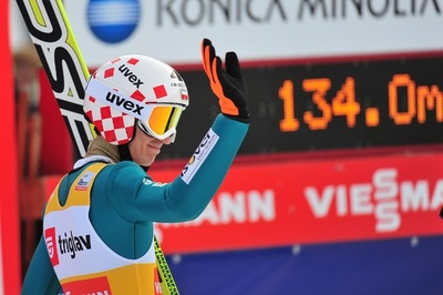 五輪2冠のストフが総合優勝、ジャンプW杯男子