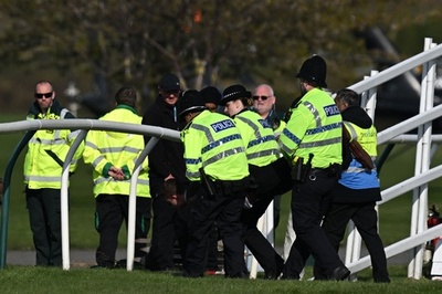 世界最高峰の競馬レース、動物愛護団体の侵入で発走遅延 英