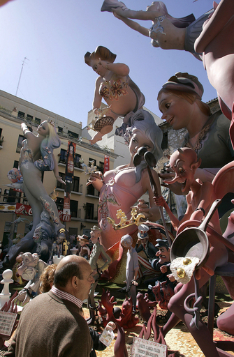 火祭りの巨大人形、バレンシアの街を不思議空間に