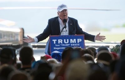 トランプ氏陣営、「イカサマ政治家」呼ばわりに反撃