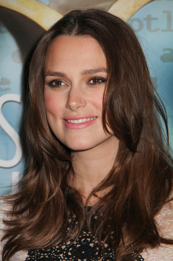 紛争国の女性支援目指す活動に有名女優らが賛同、高級服を寄付