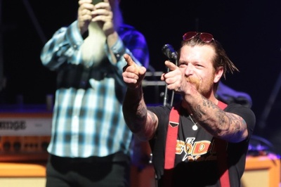 仏テロ被害の米バンド、パリで生存者招き公演