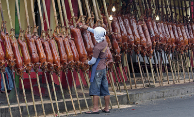 フィリピンの新年、ブタの丸焼き「レチョン」とともに