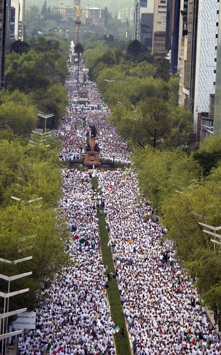 メキシコ市で20万人がデモ、治安悪化に抗議
