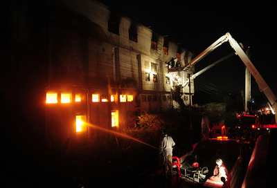 パキスタンの衣料品工場で火災、死者110人